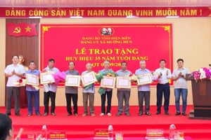 MƯỜNG MÙN: TRAO HUY HIỆU 35 NĂM TUỔI ĐẢNG ĐỢT 2/9 CHO 14 ĐẢNG VIÊN