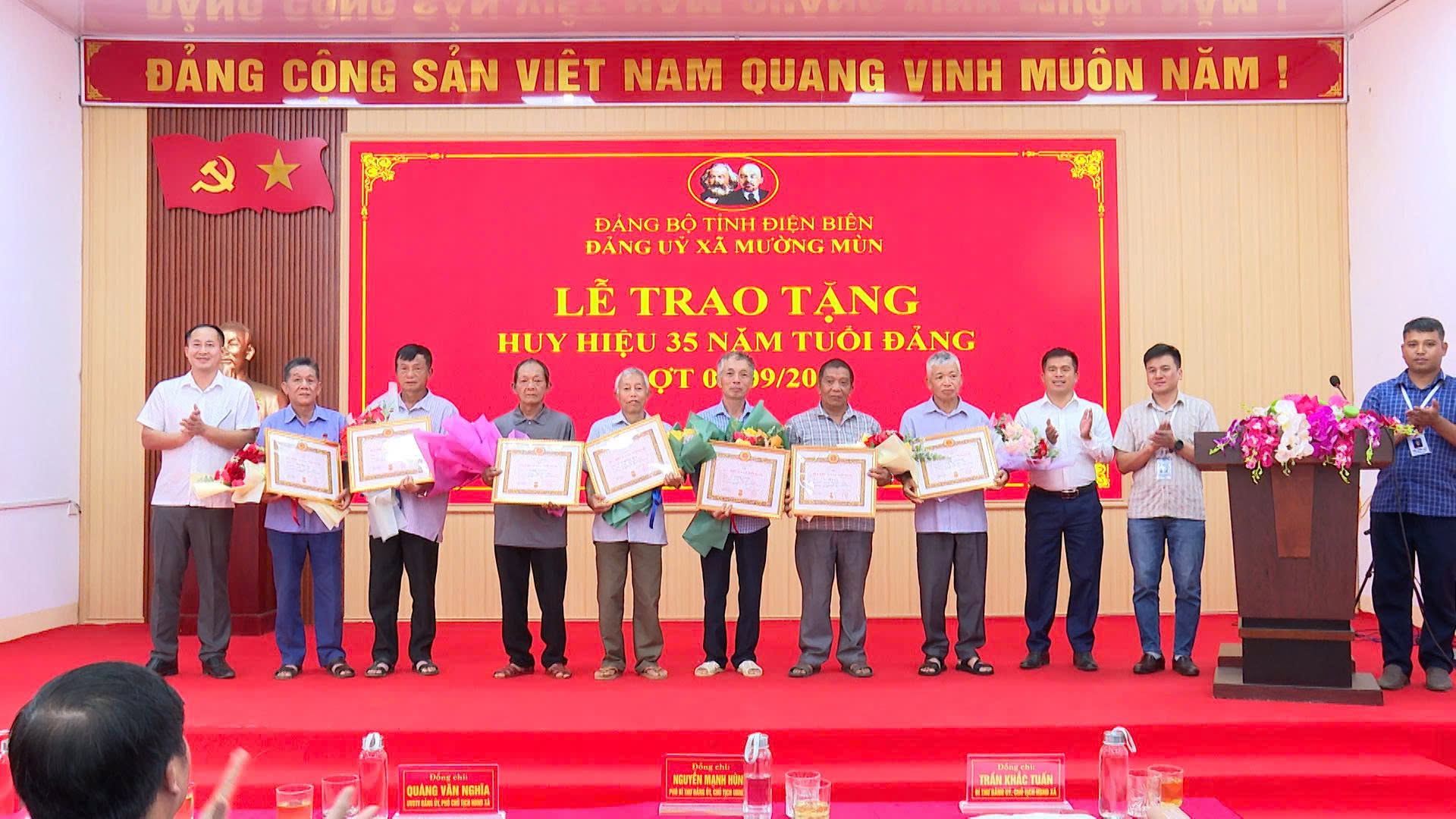 MƯỜNG MÙN: TRAO HUY HIỆU 35 NĂM TUỔI ĐẢNG ĐỢT 2/9 CHO 14 ĐẢNG VIÊN