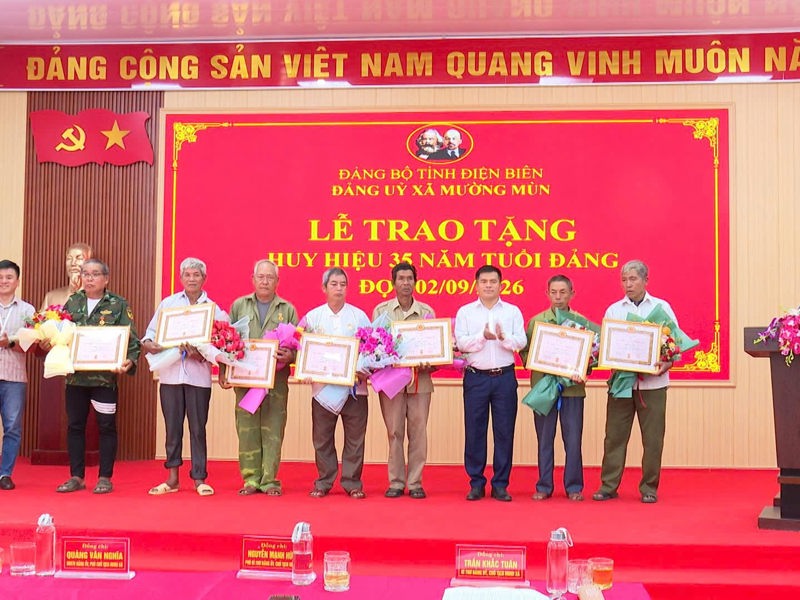 MƯỜNG MÙN: TRAO HUY HIỆU 35 NĂM TUỔI ĐẢNG ĐỢT 2/9 CHO 14 ĐẢNG VIÊN