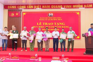 MƯỜNG MÙN: TRAO HUY HIỆU 35 NĂM TUỔI ĐẢNG ĐỢT 2/9 CHO 14 ĐẢNG VIÊN
